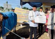 Bupati Bogor Serahkan Hewan Kurban Bantuan Presiden RI kepada DKM Masjid Raya Nurul Wathon