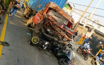 Di Duga Rem Blong,Truk Kontainer Hantam Sejumlah Motor di Patung Sapi Pandaan, Tiga Korban Meninggal Dunia