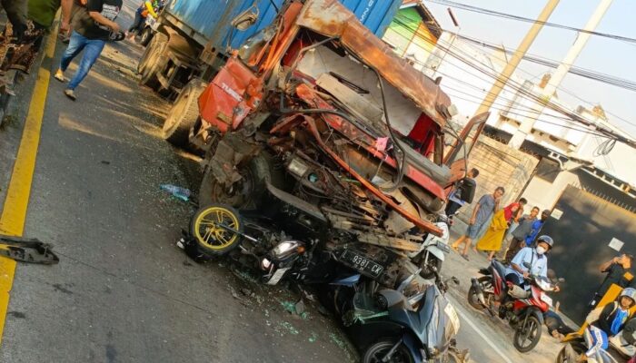 Di Duga Rem Blong,Truk Kontainer Hantam Sejumlah Motor di Patung Sapi Pandaan, Tiga Korban Meninggal Dunia