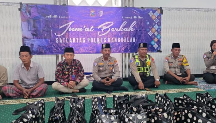 Jumat Berkah, Satlantas Polres Bangkalan Salurkan Sembako untuk Warga Kurang Mampu