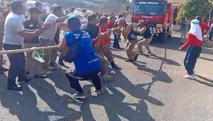 Tarik Tambang Lawan Damkar 10 Ton, Enam Kelompok Adu Kekuatan di Bangkalan