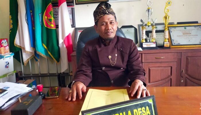 Belum Ada Sangsi Terhadap Sekdes Yang Mangkir Hampir 1 bulan,Ini Penjelasan Amiril Kades Winong.
