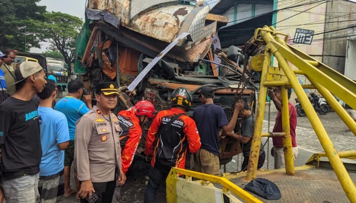 Laka Beruntun Kembali Terjadi di  Simpang Patung Sapi Pandaan,Dua Supir Alami Luka Luka