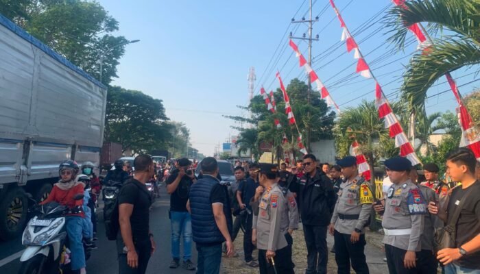 Bentrok Dua kelompok Masyarakat, Tiga Mobil Dinas Polisi Alami Kerusakan.