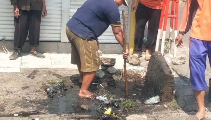 Jaga Kebersihan Lingkungan, Staf Pasar Pandaan Gelar Aksi Bersih-Bersih Saluran Air