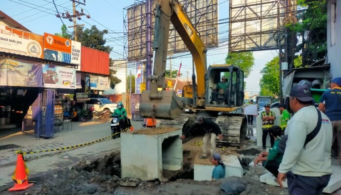 Pemkab Langsung Benahi Gorong Gorong Yang Jebol Dengan Pasang Box culvet