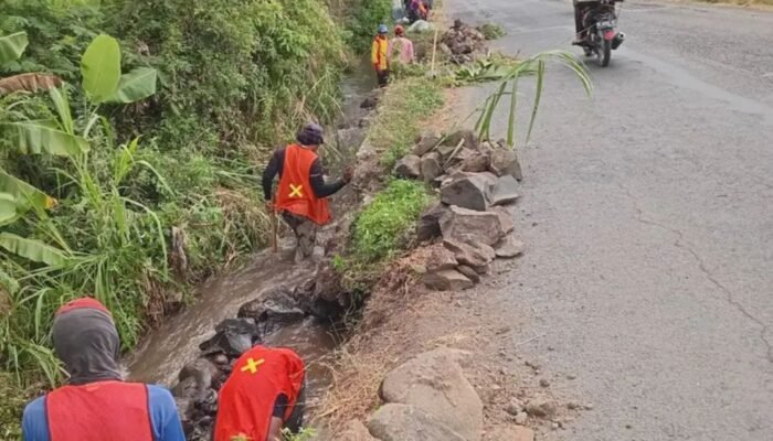 Dukung Mobilitas Ekonomi Masyarakat,Pemkab Benahi Ruas Jalan Bakalan – Sengon Melalui Anggaran DBHCHT Rp1,4 Miliar