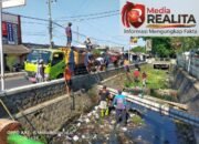 Peduli Kebersihan,Pegawai Pasar Pandaan Bersihkan Sampah Di saluran Irigasi Propinsi.