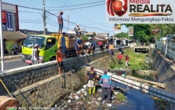 Peduli Kebersihan,Pegawai Pasar Pandaan Bersihkan Sampah Di saluran Irigasi Propinsi.
