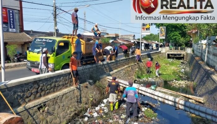 Peduli Kebersihan,Pegawai Pasar Pandaan Bersihkan Sampah Di saluran Irigasi Propinsi.
