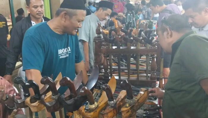 Paguyuban Semar Bersatu Gelar Kegiatan Sosial Pameran Bursa Batu Mulia dan Tosan Aji di Kota Semarang, Aman, Tertib dan Lancar.