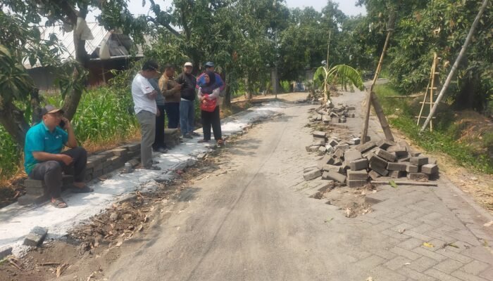 Sempat Viral Protes Jalan Rusak,Pemkab Segera Benahi Jalan Paving Di Desa Banjarkejan