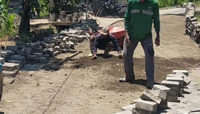 Perbaikan Jalan Paving Rusak Antar Desa  Banjarkejan Mulai di Kerjakan, Warga Apresiasi Gerak Cepat Pemkab Pasuruan