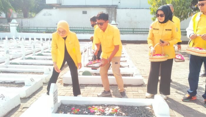 Peringati HUT ke-62, DPD Partai Golkar Kabupaten Pasuruan Gelar Ziarah TMP dan Bakti Sosial