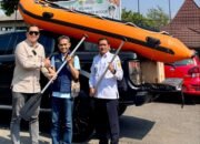 Ketua Komisi I DPRD Kabupaten Bogor Serahkan Perahu Karet Tangani Banjir di Cibinong