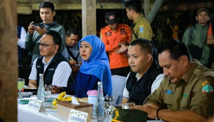 Bahas Percepatan Penanganan Kebakaran Gubernur Jatim  Galar  Rapat Terbatas  Bersama Bupati Pasuruan dan Pemangku Kepentingan  Terkait.