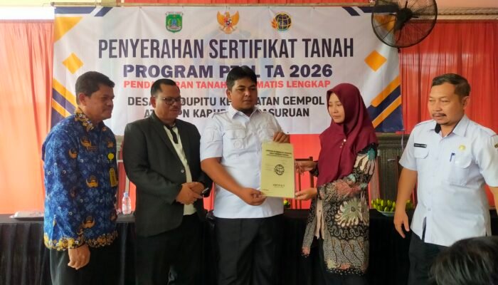 Warga Randupitu Gempol Sambut Gembira Pembagian Ratusan Sertifikat Tanah PTSL