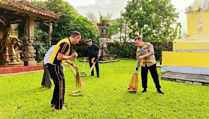 Polres Metro Depok Gelar Green Policing Melalui Kerja Bakti di Pura Tribhuana Agung Sukmajaya